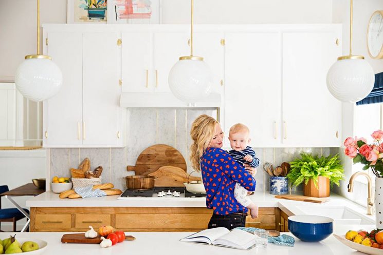 Du laiton dans la cuisine : bling ou mat ? | Emily Henderson cuisine à L.A. Du laiton dans la cuisine : bling ou mat ? | Emily Henderson cuisine à L.A.