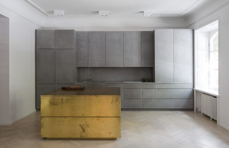 Du laiton dans la cuisine : bling ou mat ? | Gold & Gray Appartement par Richard Lindvall