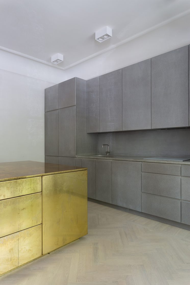 Du laiton dans la cuisine : bling ou mat ? | Gold & Gray Appartement par Richard Lindvall Du laiton dans la cuisine : bling ou mat ? | Gold & Gray Appartement par Richard Lindvall