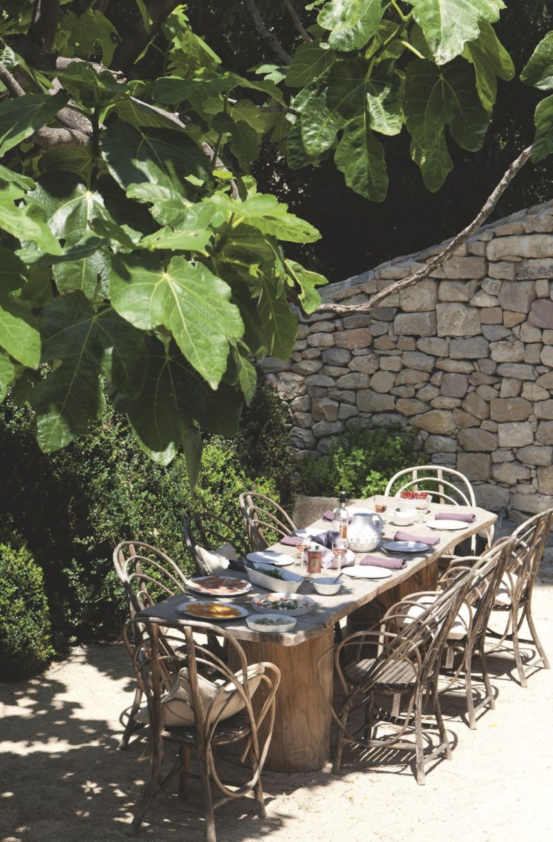 Une terrasse en Provence dans des tons naturels