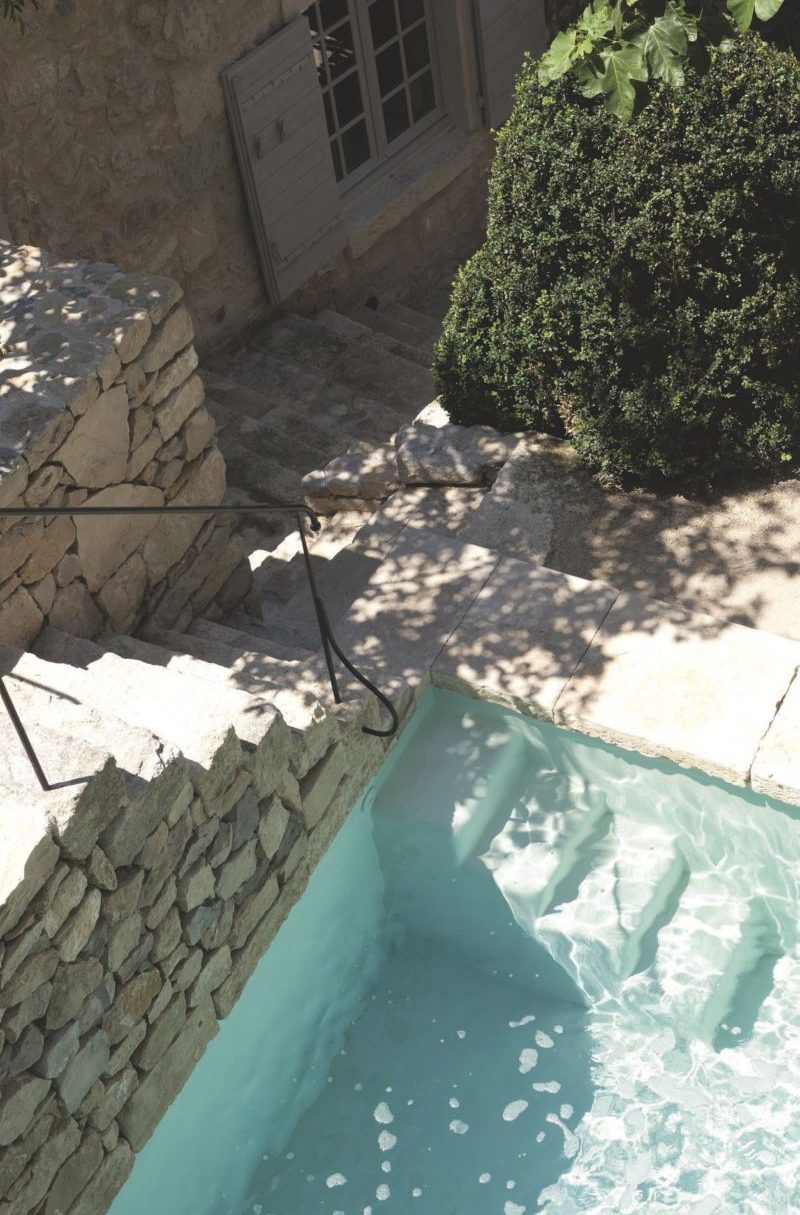 Une piscine en Provence avec son mur de pierre sèche