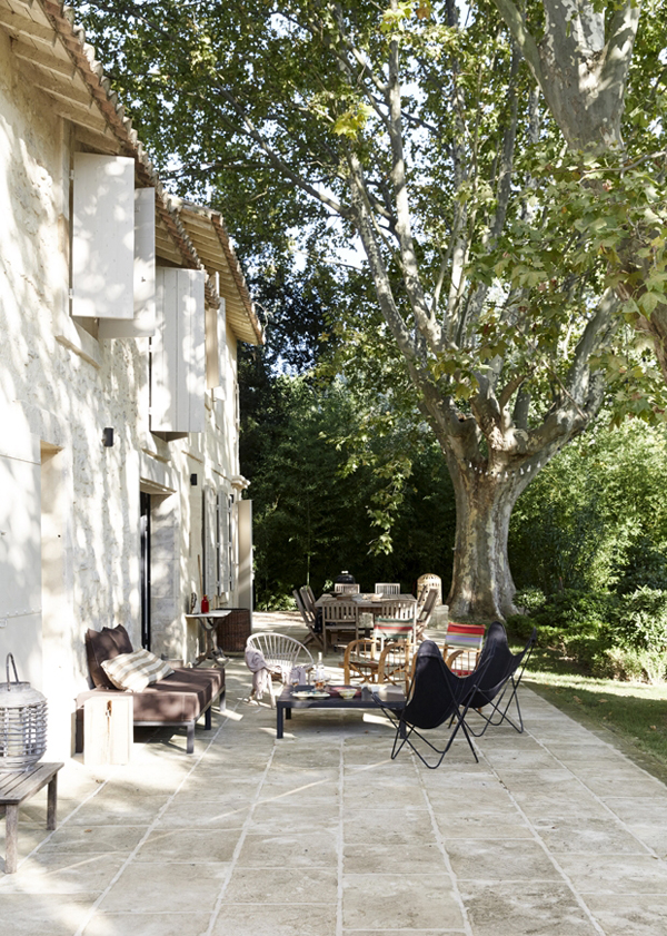 Une terrasse en Provence avec son sol en pierre