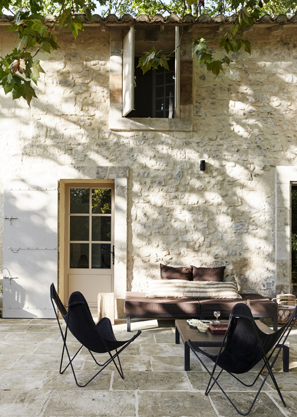 Une terrasse en Provence avec son sol en pierre