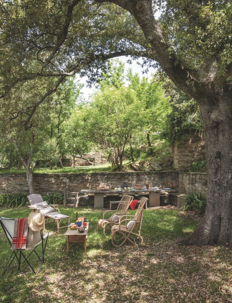 UNE MAISON EN CORSE // Salon de jardin en rotin UNE MAISON EN CORSE // Salon de jardin en rotin