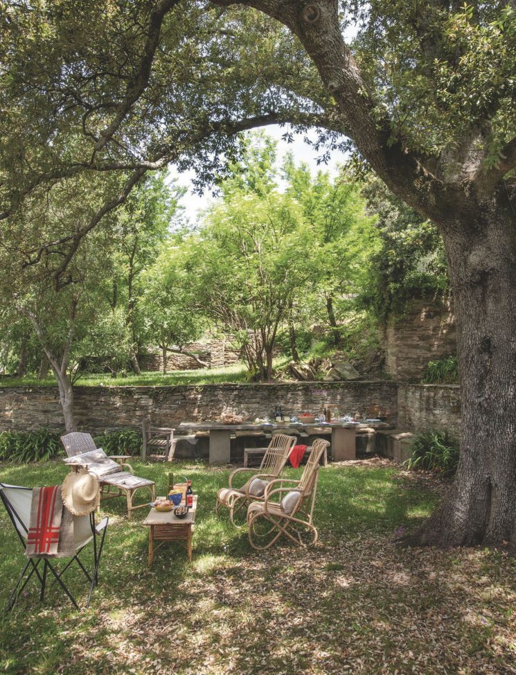 UNE MAISON EN CORSE // Salon de jardin en rotin