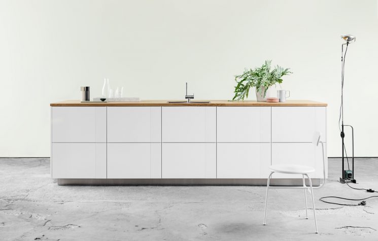 Reform ou comment relooker une cuisine Ikea - Cuisine Henning Larsen architects en chêne et bande en cuivre