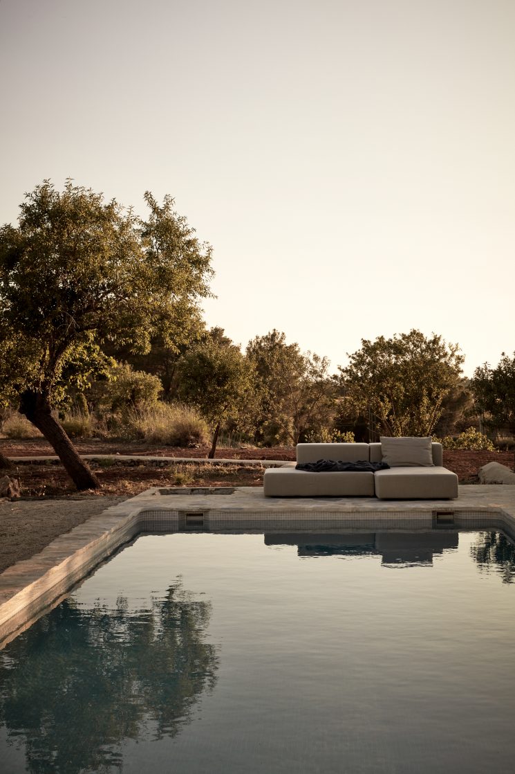 UNE MAISON À IBIZA par Annabell Kutucu // Piscine brutalisme UNE MAISON À IBIZA par Annabell Kutucu // Piscine brutalisme