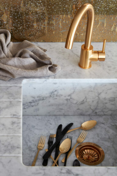 Crédence en laiton et robinet d'évier en métal doré Crédence en laiton et robinet d'évier en métal doré