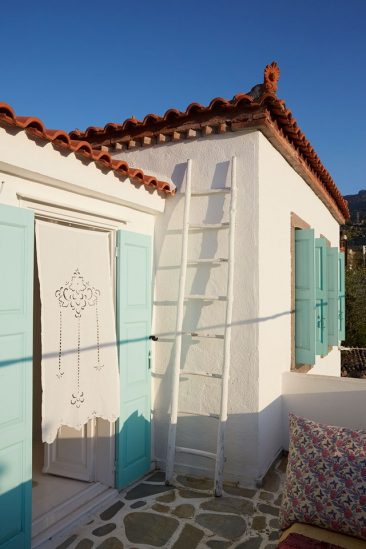 Partition en blanc et vert d'eau pour cette maison grecque || My Greek Island Home de Claire Lloyd