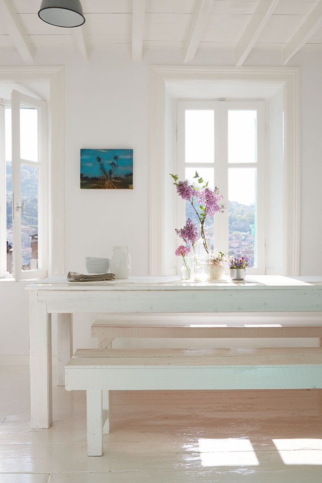 Partition en blanc et vert d'eau pour cette maison grecque || My Greek Island Home de Claire Lloyd