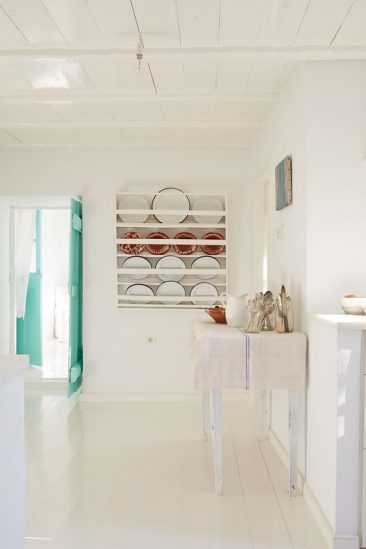 Partition en blanc et vert d'eau pour cette maison grecque || My Greek Island Home de Claire Lloyd