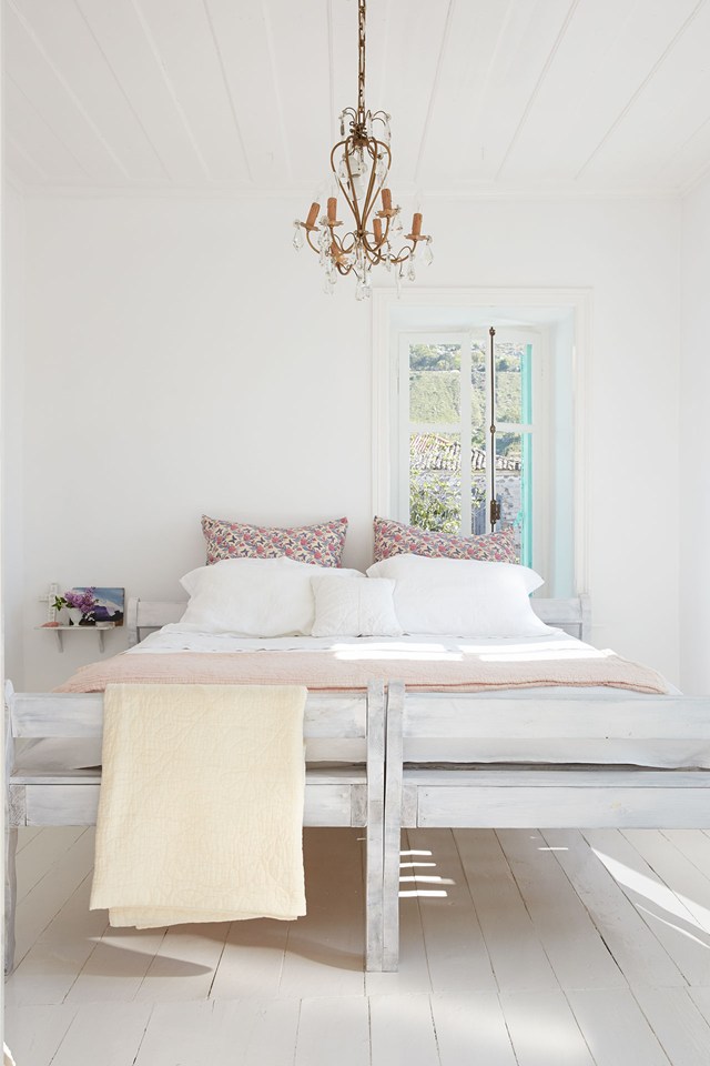 Partition en blanc et vert d'eau pour cette maison grecque || My Greek Island Home de Claire Lloyd