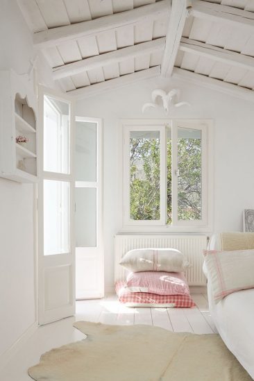 Partition en blanc et vert d'eau pour cette maison grecque || My Greek Island Home de Claire Lloyd