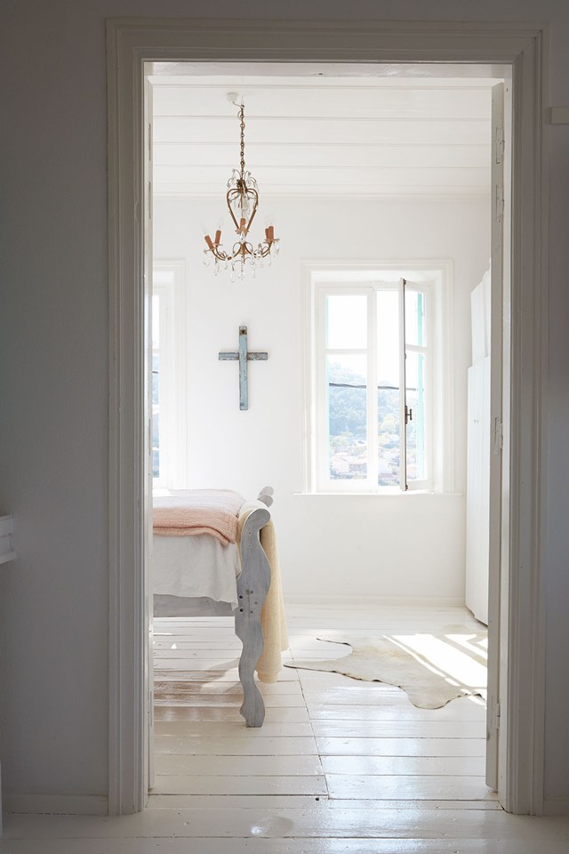 Partition en blanc et vert d'eau pour cette maison grecque || My Greek Island Home de Claire Lloyd