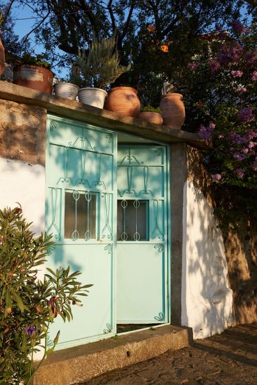 Partition en blanc et vert d'eau pour cette maison grecque || My Greek Island Home de Claire Lloyd