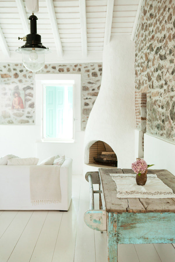 Partition en blanc et vert d'eau pour cette maison grecque || My Greek Island Home de Claire Lloyd