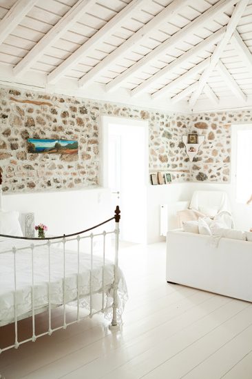 Partition en blanc et vert d'eau pour cette maison grecque || My Greek Island Home de Claire Lloyd