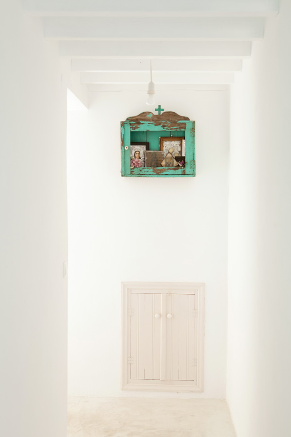 Partition en blanc et vert d'eau pour cette maison grecque || My Greek Island Home de Claire Lloyd