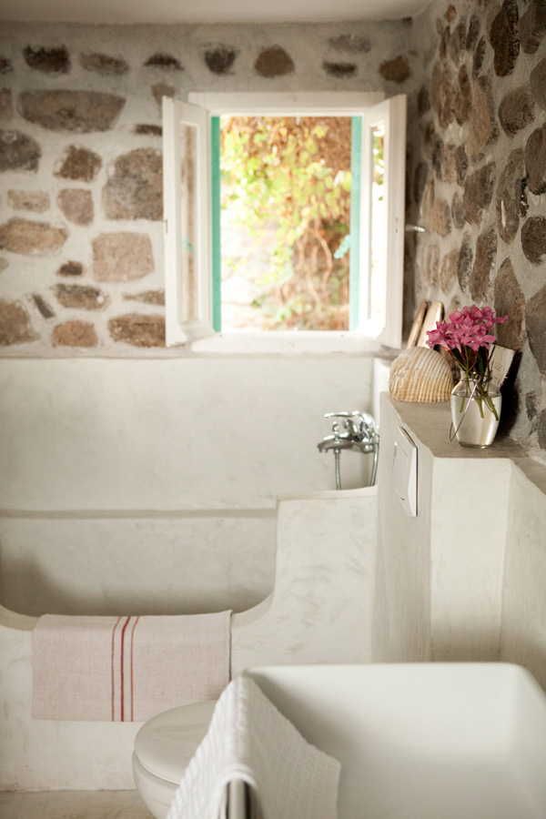 Partition en blanc et vert d'eau pour cette maison grecque || My Greek Island Home de Claire Lloyd