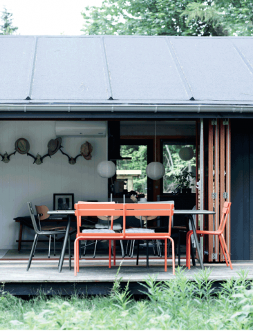 Maison à Lyngby (Danemark) avec une touche de rose dans le mobilier de jardin