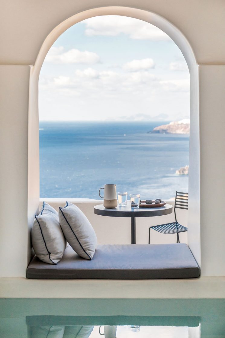 En blanc et bleu : Porto Fira Suites à Santorin