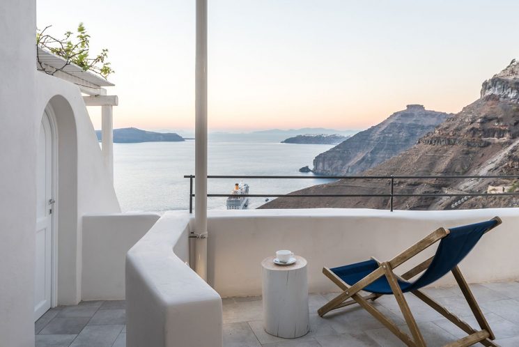 En blanc et bleu : Porto Fira Suites à Santorin