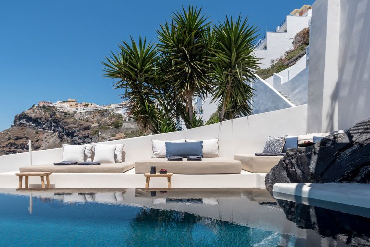 En blanc et bleu : Porto Fira Suites à Santorin