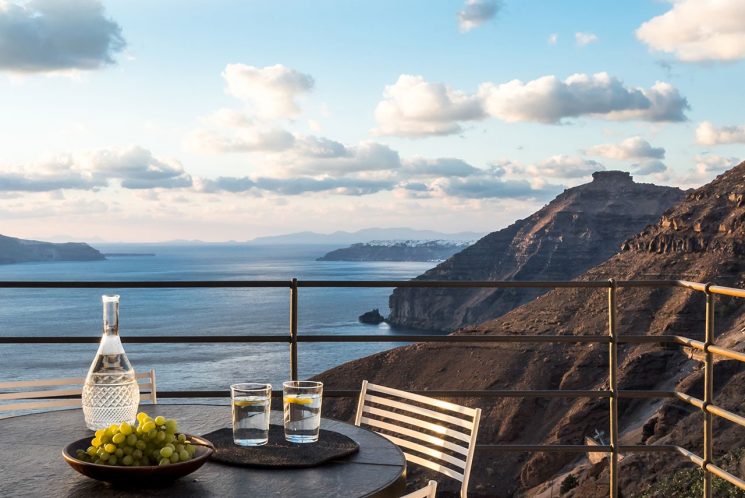 En blanc et bleu : Porto Fira Suites à Santorin