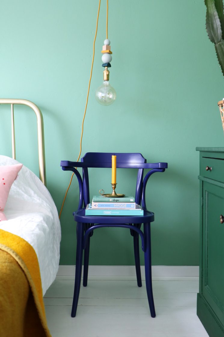 Chambre enfant via entermyattic.com dans un vert d'eau assez procononcé