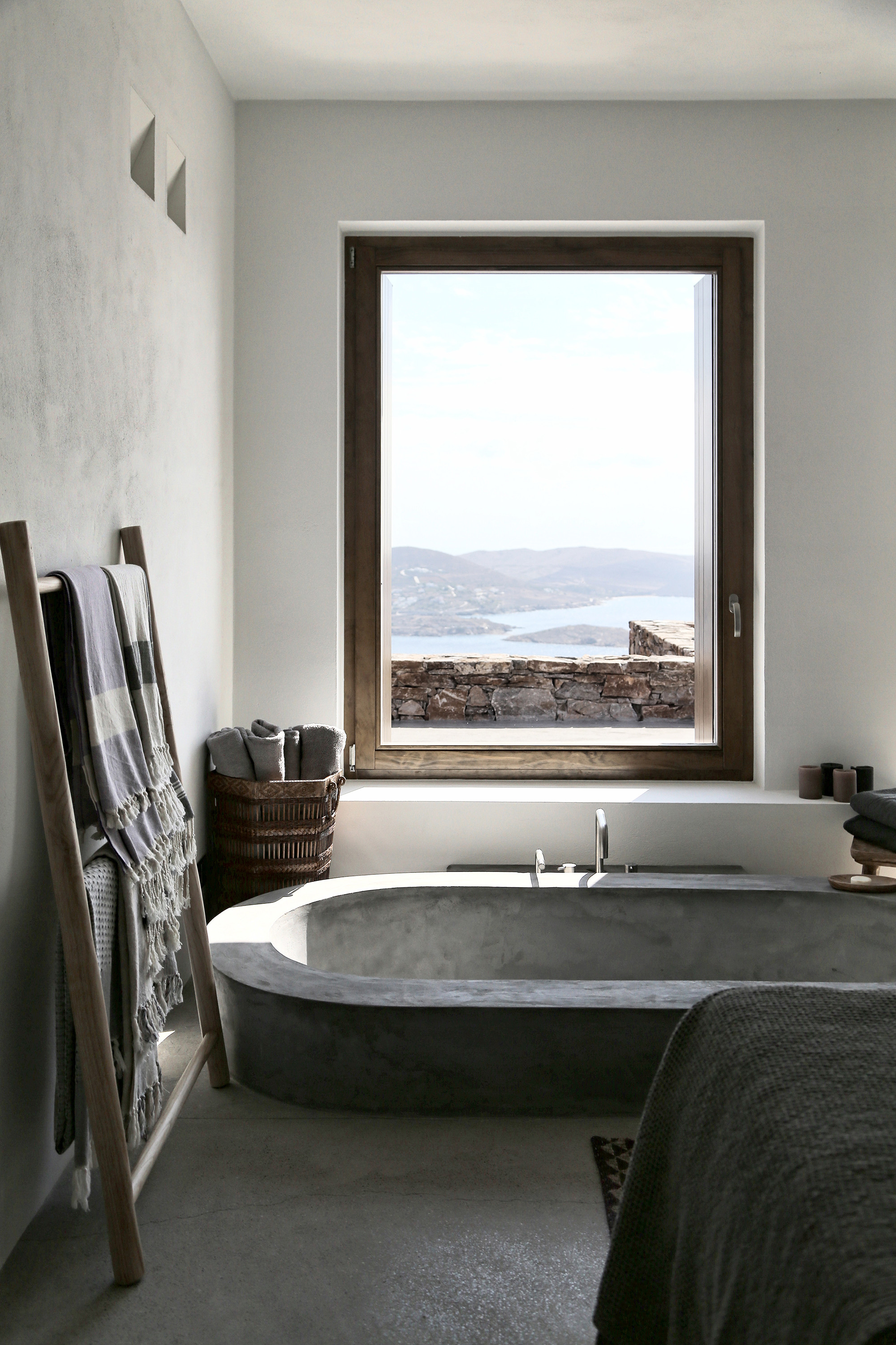 Une salle de bain esprit bord de mer || Maison Block 722 à Syros