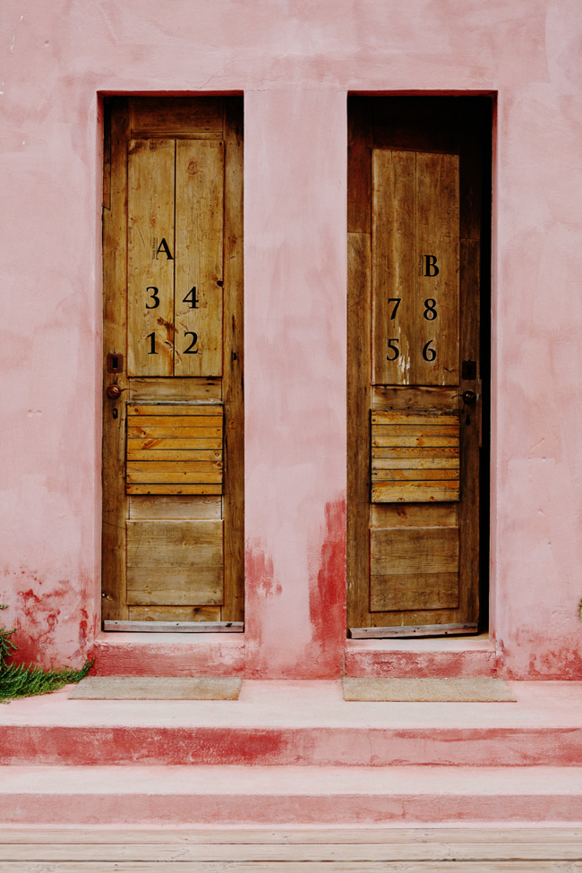 Mur extérieur patiné de rose au Portugal par cannellevanille.com