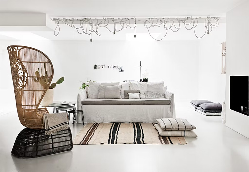 Un loft au style scandinave avec des accents tribaux en noir et blanc