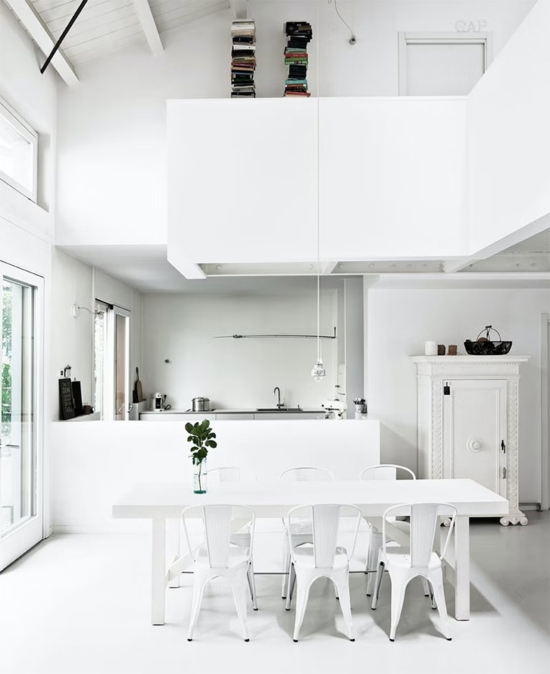 Un loft au style scandinave avec des accents tribaux en noir et blanc