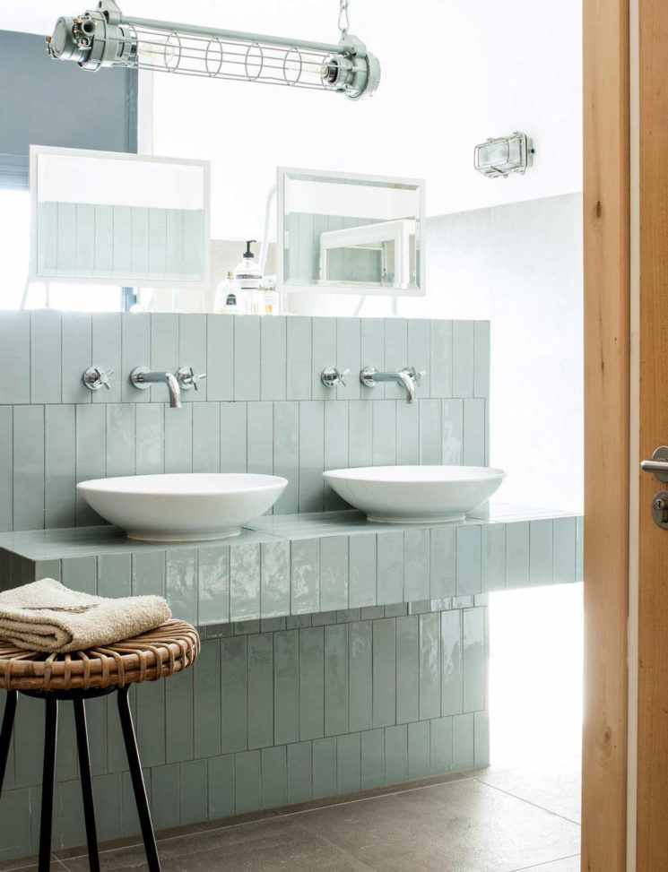 Une salle de bain en zelliges vert d'eau