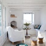 En blanc et bleu sous le soleil exactement