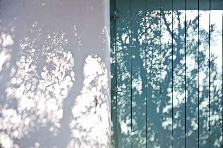En blanc et bleu sous le soleil exactement || Vois architects - Projet Antiparos Katikia