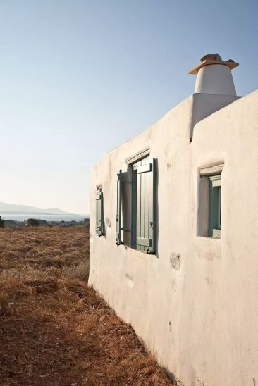 En blanc et bleu sous le soleil exactement || Vois architects - Projet Antiparos Katikia