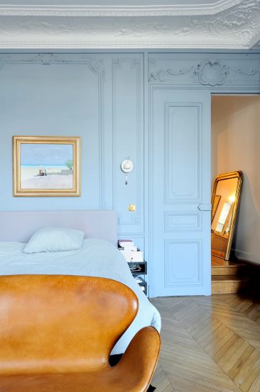 Un bleu grisé clair pour cet appartement directoire par l'architecte Isabelle Bouchet