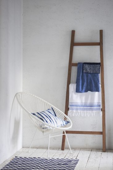 En blanc et bleu sous le soleil exactement || Sarah Kaye pour Polly Wreford