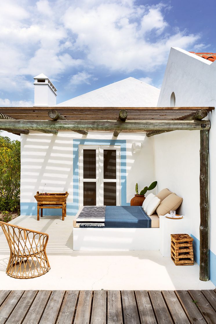 Terrasse extérieure sous une tonnelle en blanc et bleu