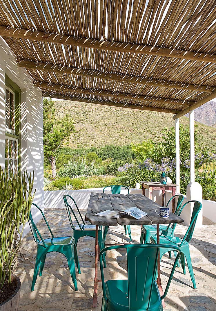 A l'ombre des canisses - Des canisses réalisés avec des branches d'arbres A l'ombre des canisses - Des canisses réalisés avec des branches d'arbres