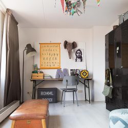 Aménager un coin bureau d'enfant de style industriel bureaux-enfants_Jansje Klazinga pour Vtwonen_2