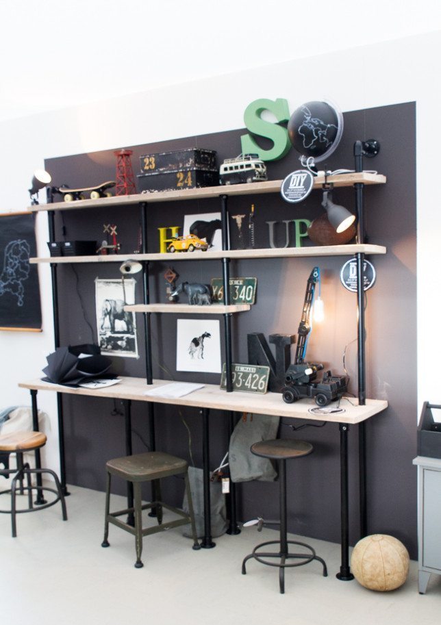 Un coin bureau d'enfant de style atlier industriel