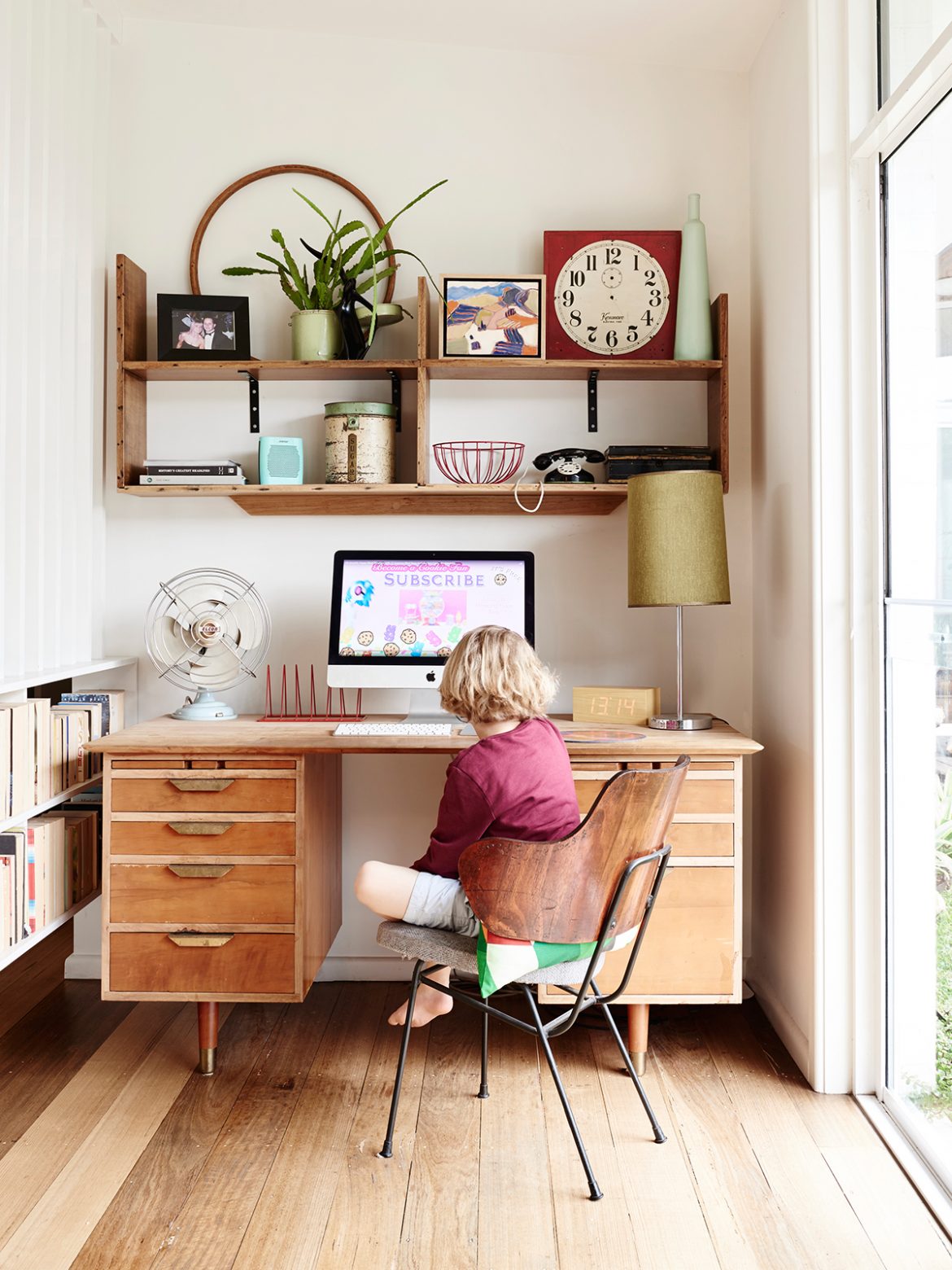 Long Bureau Dans La Chambre D'enfant Moderne Décoré Avec Des