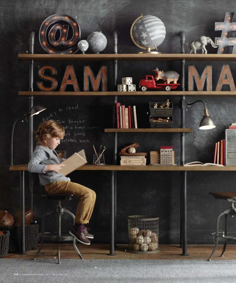 Un coin bureau d'enfant de style atlier industriel