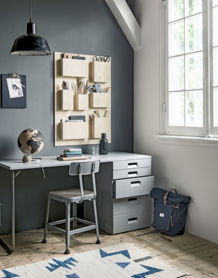 Un coin bureau d'enfant de style "atelier"