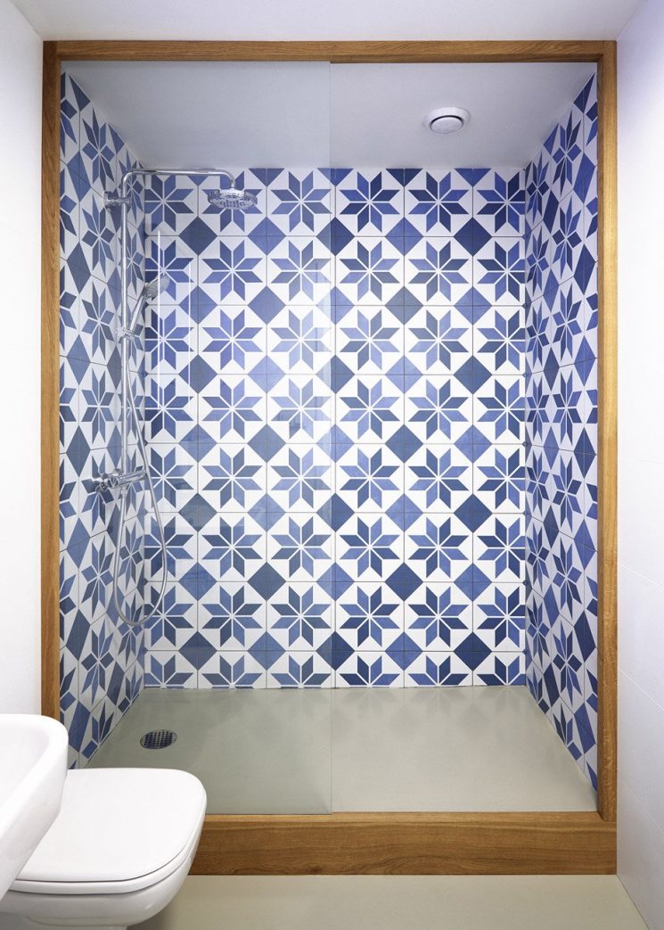 Carreaux de ciment bleu et blanc pour le coin douche