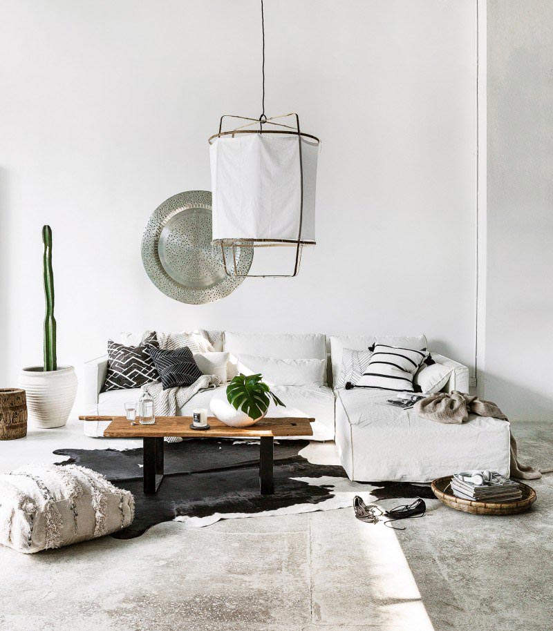 Un salon en noir et blanc scandicraft chic par Indie Home Collective