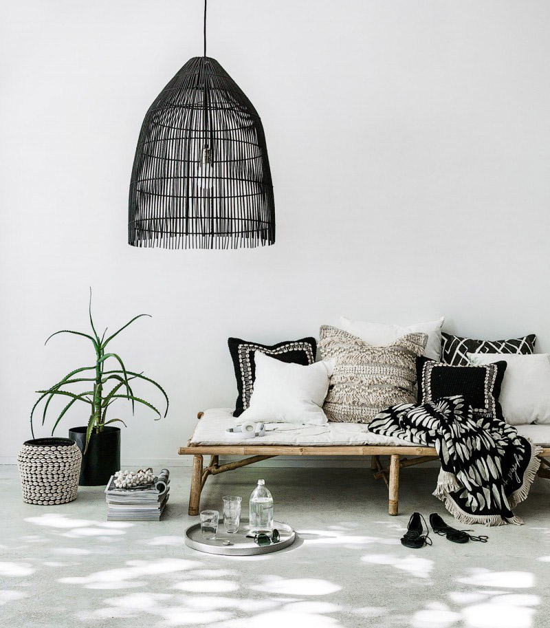 Banc en bambou et sa collection de coussins ethniques en noir et blanc