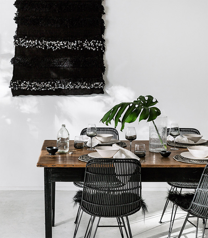Une salle à manger en noir et blanc ethnique par Indie Home Collective